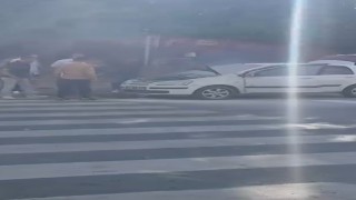 Esenyurtta okul önünde park halinde olan araç yandı