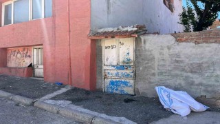 Eşini bayılıncaya kadar sokak ortasında döven şahıs kamerada