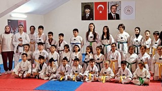 Eskişehirde 40 taekwondo sporcusu kuşak atladı