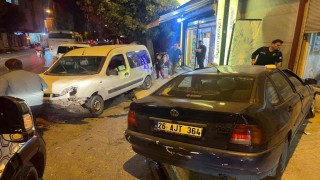 Eskişehirde çarpışan araçlardan biri dükkana girdi