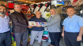 Esnafa Kuran-ı Kerim hediye edildi