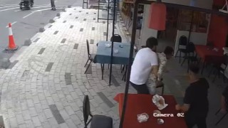 Esnafın Heimlich manevrası zihinsel engelli vatandaşın hayatını kurtardı