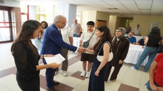 EÜ Rektörü Prof. Dr. Budak, çiçeği burnunda öğrencilerinin kayıt heyecanına ortak oldu