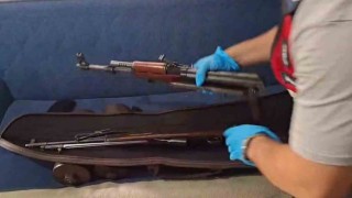 Ev değil cephanelik: Uzun namlulu silahlar, tabancalar, binlerce mermi ele geçirildi