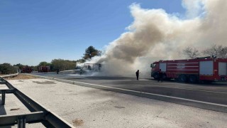 Ev eşyası yüklü tır yandı, otoyolda kuyruk oluştu