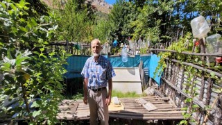 Ev ve bahçelere dadanan ayıları yetkililere şikâyet etti