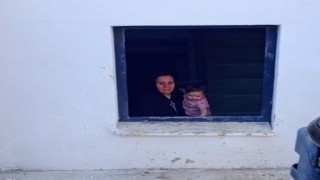 Evde mahsur kalan çocuk iş makinesi yardımıyla kurtarıldı