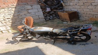 Evin bahçesinde park halinde olan motosiklet kundaklandı