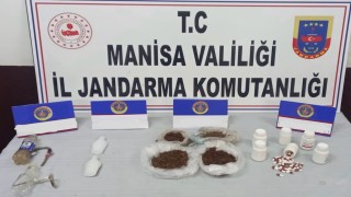 Evinde 1 kilo uyuşturucu ve yüzlerce hapla yakalandı