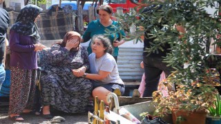 Evinde yangın çıkan adam söndürme çalışmalarını çaresiz gözlerle izledi