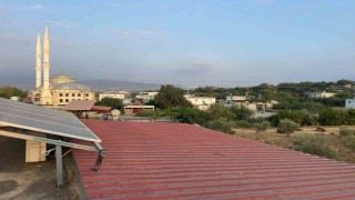 Evinin damında oynarken akıma kapıldı