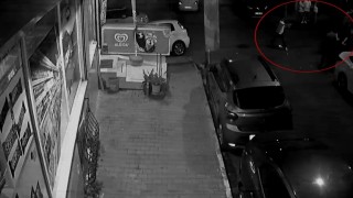 Eyüpsultanda 20 yaşındaki gencin sokak ortasında silahla vurularak öldürüldüğü anlar kamerada