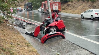 Eyüpsultanda sağanak yağış nedeniyle kayan yolda direğe çarptı, hayatını kaybetti