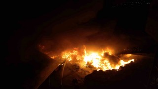 Fabrika yangınında 2 itfaiye personeli ve 1 fabrika çalışanı yaralandı