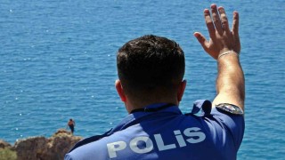 Falezlerden tehlikeli atlayış keyfine, polisin ‘atlarsan karakola götürürüm sözü engel oldu