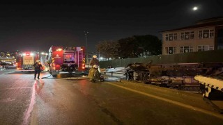 Fatih E-5te minibüs, bariyere çarpıp yan yattı