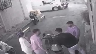 Fatihte aniden yola çıkan motosikletliye kamyonet çarptı: O anlar kamerada