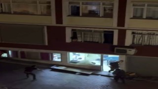 Fatihte kahvehanede çıkan tartışma dışarıya taştı: Taşla camı çerçeveyi indirdi