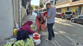 Fedakar kadınlar: Sokakta bamya satarak aile bütçesine destek oluyorlar