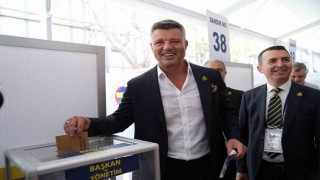 Fenerbahçe Spor Kulübünde gerçekleştirilen olağanüstü seçimli genel kurulunda yeni başkan Sadettin Saran seçildi.