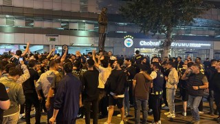 Fenerbahçeli taraftarlar, Sadettin Saranın başkan seçilmesini stat önünde kutladı