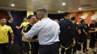 Fenerbahçenin yeni başkanı Sadettin Saran, futbol A takımıyla bir araya geldi