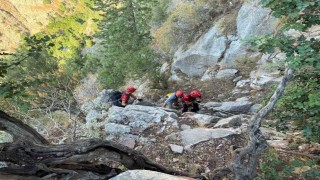 Fethiyede kayalıklarda mahsur kalan Alman turisti JAK timi kurtardı