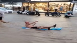 Fethiyede turistler sel sularında eğlendi