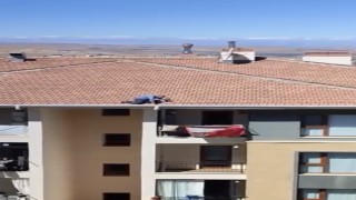 Fırtınalı havada çatıda tehlikeli çalışma yürekleri ağza getirdi