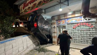 Fren yerine gaza basan sürücü lokantaya daldı