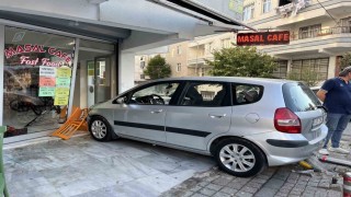 Fren yerine gaza bastı, önce yayaya ardından büfeye çarptı: 1 yaralı