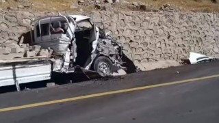 Freni boşalan park halindeki tır, park halindeki kamyoneti hurdaya çevirdi