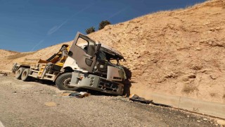 Freni boşalan vinç kayalığa çarptı: 1 ölü, 1 yaralı