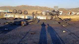 Freni patlayan mısır yüklü tır asfalt makinasına çarptı