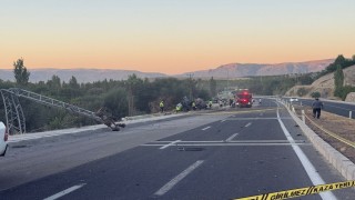 Freni patlayan tırın otobüse çarpma anı kamerada