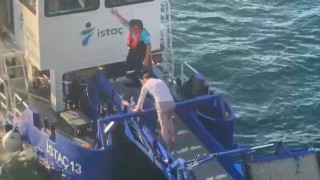 Galata Köprüsünden denize düşen kadını, peşinden atlayan vatandaş kurtardı