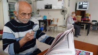 Gazeteleri büyüteçle okuyor