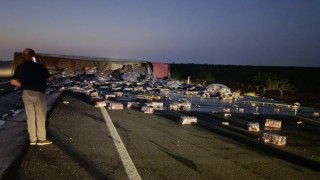 Gaziantepte devrilen meşrubat yüklü tırın sürücüsü yaralandı