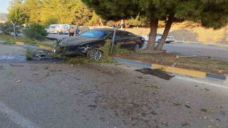 Gaziantepte kontrolü kaybolan otomobil refüje çıktı: 1 yaralı