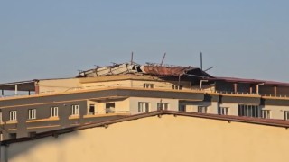 Gaziantepte şiddetli fırtına hasarlı binanın çatısını uçurdu