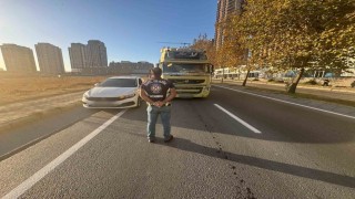 Gaziosmanpaşada tırı bisiklet yoluna park eden sürücü pes dedirtti