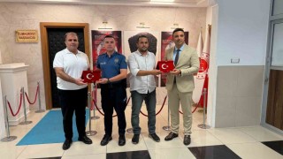 Gazipaşada ailesiyle yürüyen kişiyi tabancayla vuran şüpheliyi yakalayan polisler ödüllendirildi