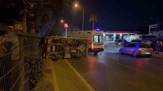 Gazipaşada devrilen kamyonetin sürücüsü ve eşi yaralandı