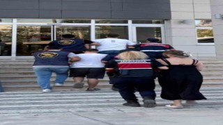 Gazipaşada jandarmadan kaçan 3 şüpheli yakalandı