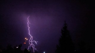 Gecenin karanlığını şimşekler aydınlattı