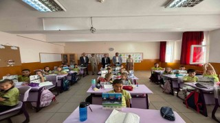 Gediz Belediye Başkanı Akelden minik öğrencilere kırtasiye hediyesi