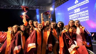 Geleceğin liderleri diplomalarını aldı