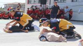 Geleceğin sağlık elçileri öğrencilere kalp masajı ve suni teneffüs anlatıldı