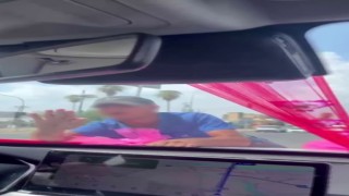 Gelin arabasının önüne atlayan genç, gelin ve damadı korkuttu