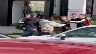 Gençler arasındaki tekme ve yumruklu kavga